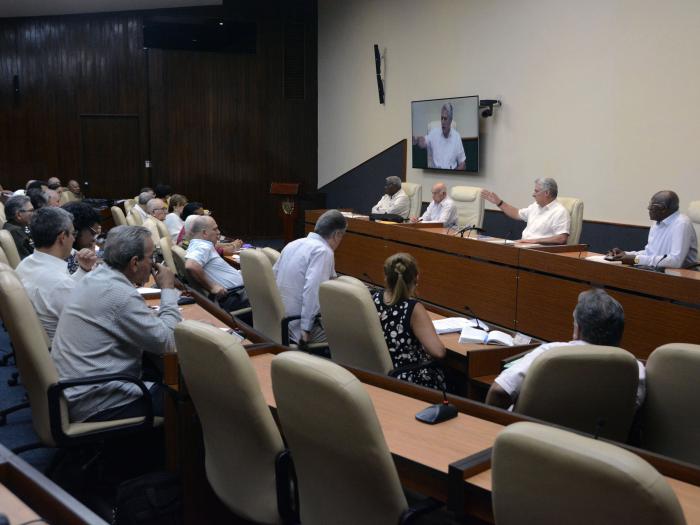 La medida comprende a un 1 470 736 trabajadores de los organismos de la Administración Central del Estado, los órganos locales del Poder Popular y tiene un costo estimado anual de SIETE MIL MILLONES de pesos.