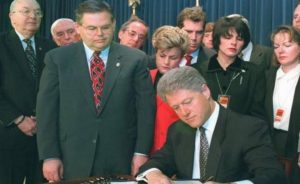 El engendro legislativo fue firmado por la administración demócrata de William Clinton. 