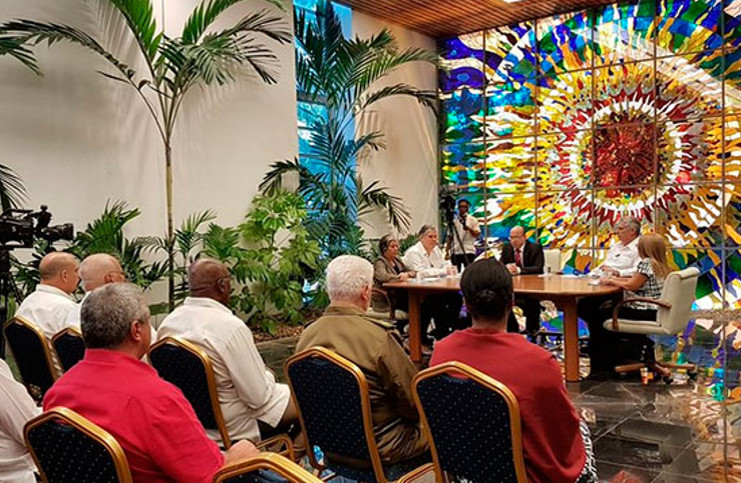 El Presidente de los Consejos de Estado y de Ministros, Miguel Díaz-Canel Bermúdez, y los titulares de Economía y Planificación, Finanzas y Precios, y de Trabajo y Seguridad Social comparecieron este martes en la primera de las Mesas Redondas dedicadas a brindar detalles sobre las medidas adoptadas por el Consejo de Ministros.