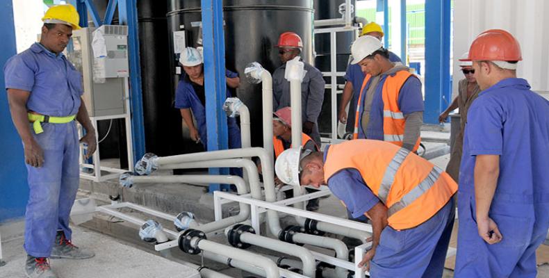 La fábrica elabora en esta primera etapa cloro gas y sosa cáustica al 50 por ciento, para la obtención de hipoclorito de sodio. En una segunda fase se producirá el cloro líquido y el ácido clorhídrico.
