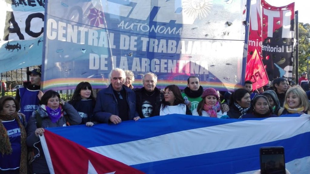 Cientos de argentinos irrumpieron este cuatro de julio en una céntrica calle de Buenos Aires hasta llegar a la embajada de Estados Unidos en una manifestación pacífica en apoyo a Cuba.