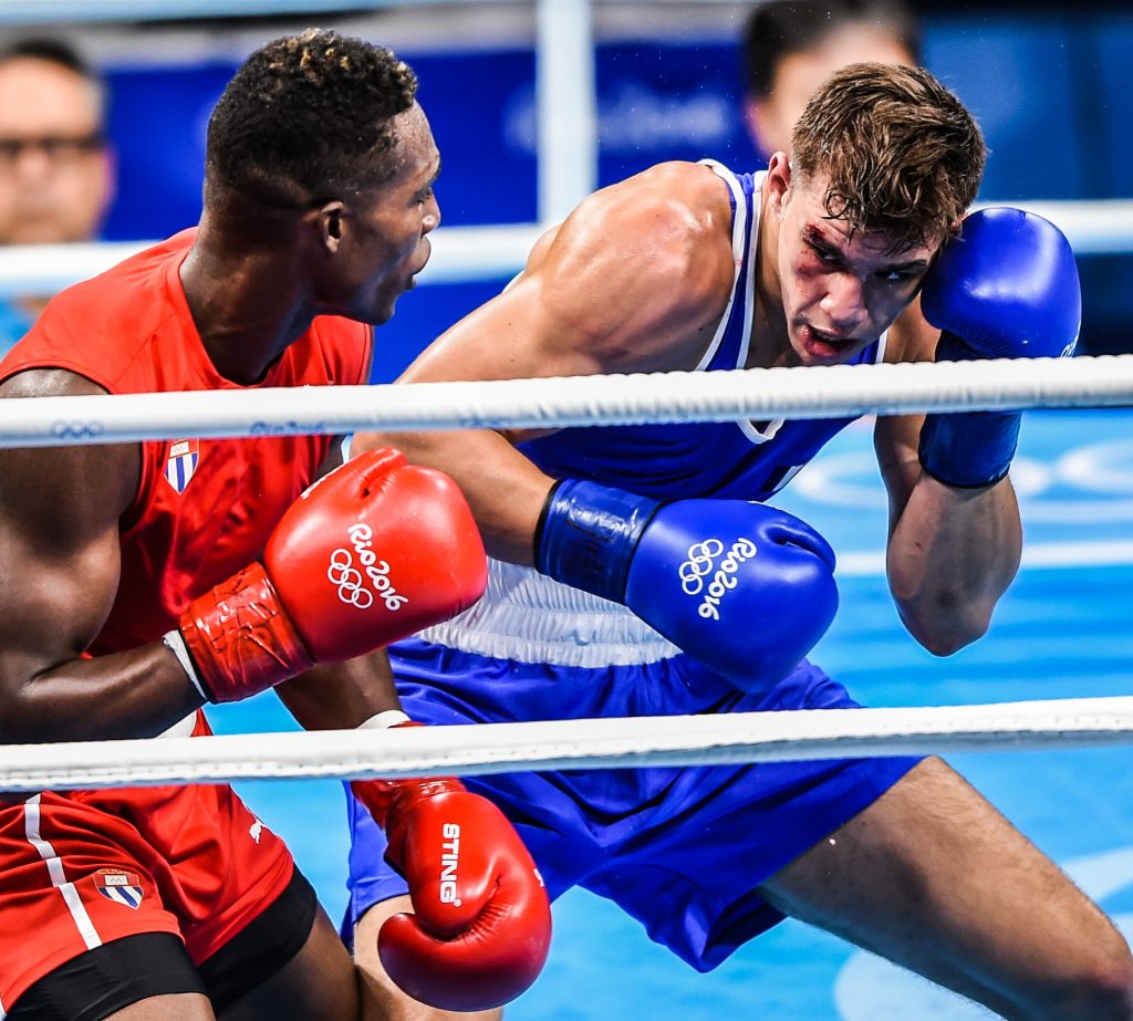 Julio César La Cruz, tetramonarca universal, abrió el camino exitoso de los caribeños, titulares defensores, con un merecido veredicto de 5-0 ante el argelino Mohamed Houmri en la categoría semicompleta (81 kilogramos).