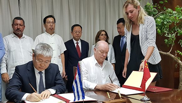 Se destaca entre ellos el Convenio de Cooperación Económica y Técnica entre los dos gobiernos que oficializa el otorgamiento de un donativo del gobierno chino a Cuba por un monto de 800 millones de Renminbi (RMB).