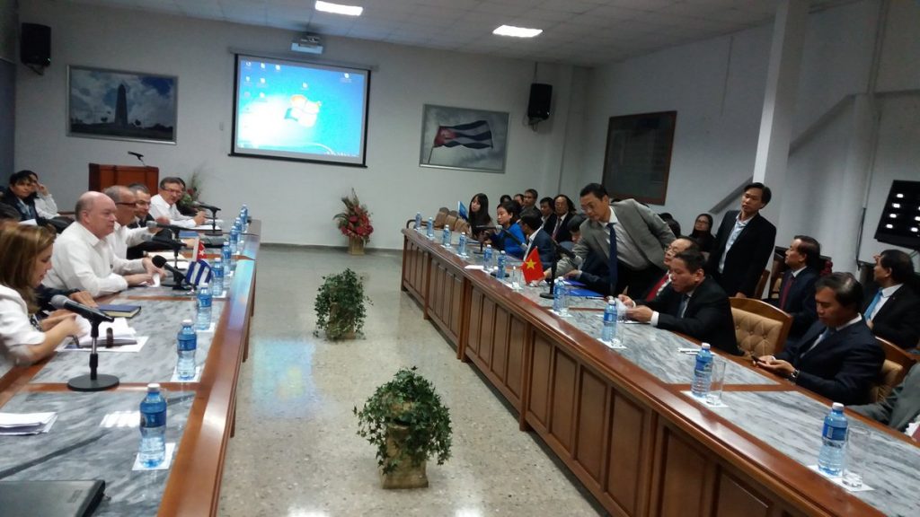 La reunión permitirá tomar acciones que fomenten el comercio en ambas direcciones, estimulen las inversiones de Vietnam en Cuba y propicien una mayor presencia de médicos y especialistas de la isla en la nación indochina.