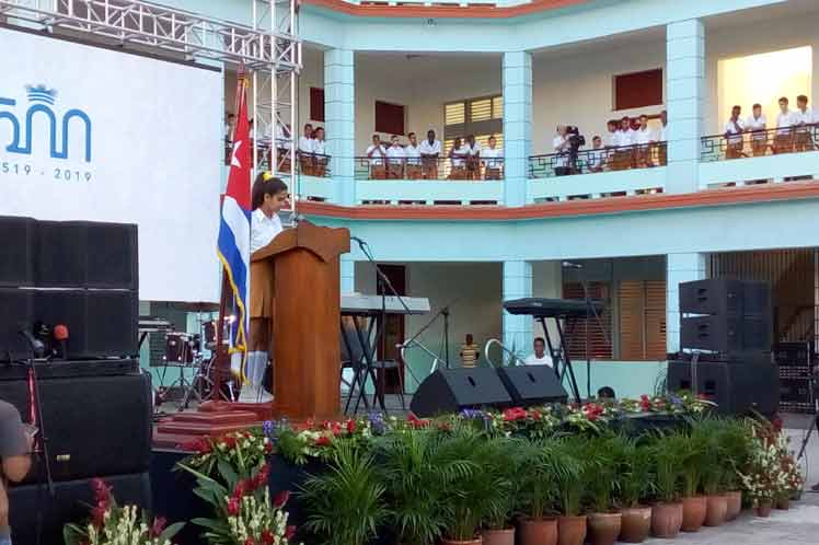 Amanda Rodríguez, de noveno grado, expresó el compromiso de los más de 300 estudiantes del centro de honrar el trabajo realizado para garantizarles las condiciones necesarias, y comparó la fuerza de la unidad y la solidaridad desplegada con la del tornado.