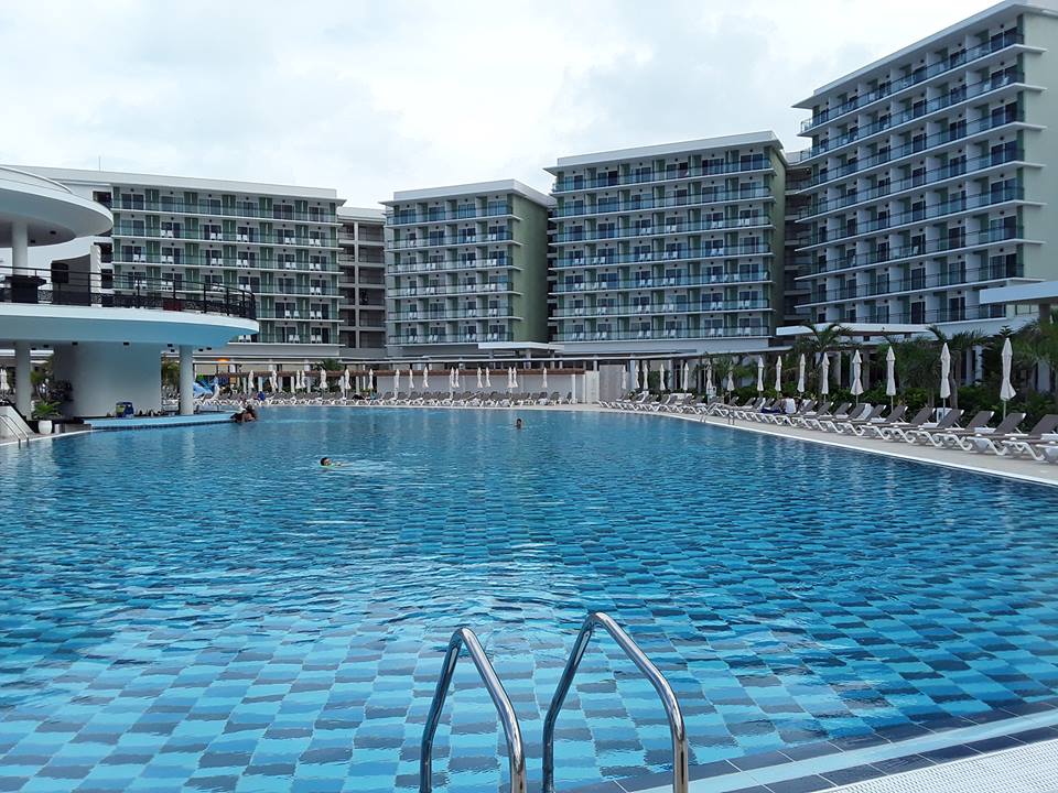 Con un total de 946 habitaciones, la villa de categoría cinco estrellas dispone de varios restaurantes y piscinas, cafeterías, así como de un cabaré, un moderno Centro de Convenciones y el reconocido espacio The Level, diseñado por Meliá para sus establecimientos.