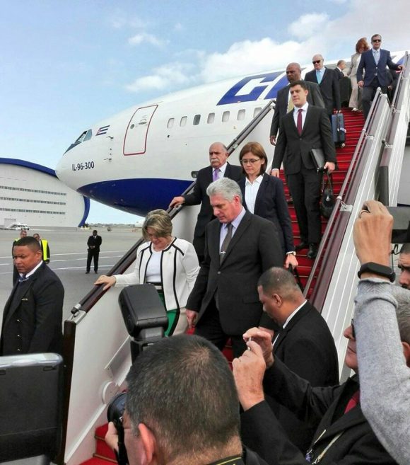 Al pie de la escalerilla del avión lo esperaba el Vice Primer Ministro, Ali Ahmadov, y el canciller cubano Bruno Rodríguez Parrilla.