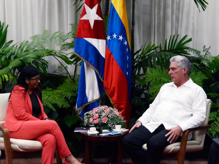 Durante el fraternal encuentro, se intercambió sobre la marcha de los compromisos bilaterales en materia de cooperación entre Cuba y Venezuela, así como sobre la reciente celebración del 74 periodo ordinario de sesiones de la Asamblea General de la onu y otros temas de interés.