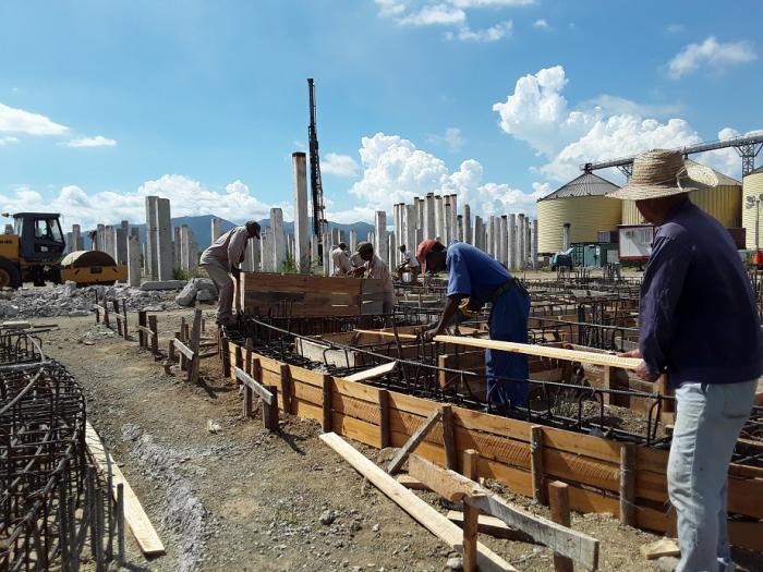 La inversión comprende una automatizada planta industrial, así como tres silos para materia prima, área de caldera, un almacén de productos terminados y las instalaciones socio-administrativas.