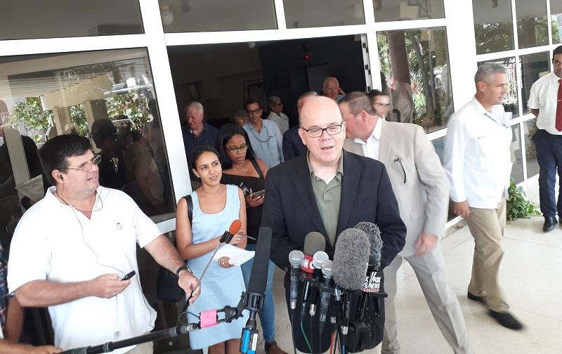 El político demócrata dijo: “Nosotros estamos opuestos a las políticas actuales de Estados Unidos hacia Cuba. Queremos que se levante el bloqueo, queremos terminar con las prohibiciones de viaje y queremos poner fin a la Ley Helms Burton".