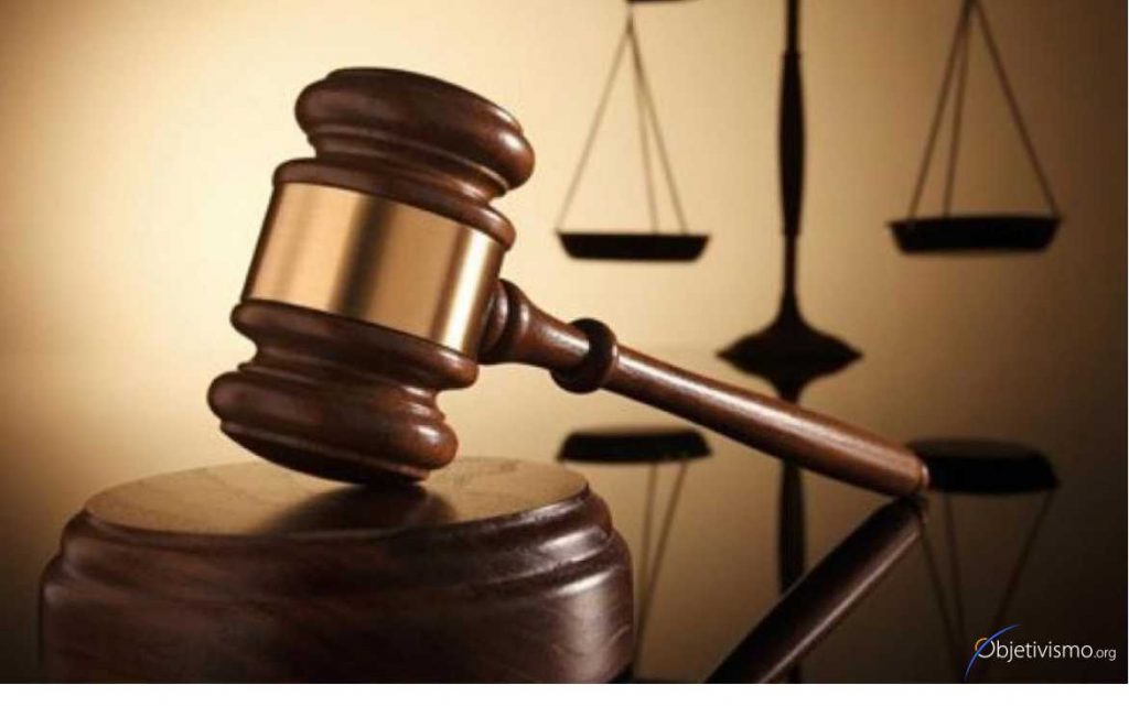 Toda persona, como garantía a su seguridad jurídica, disfruta de un debido proceso tanto en el ámbito judicial como en el administrativo y, en consecuencia, goza de sus derechos.