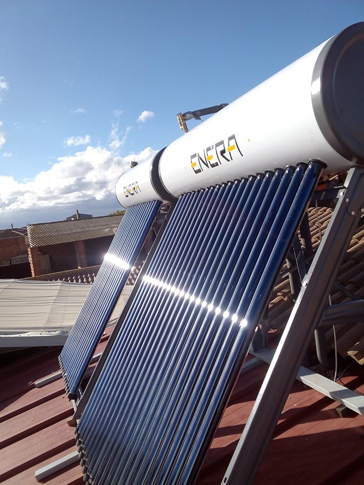 Un equipo que convierte la energía radiante del sol en calor, el cual se utiliza para elevar la temperatura de un recipiente de agua sin consumir gas o electricidad,