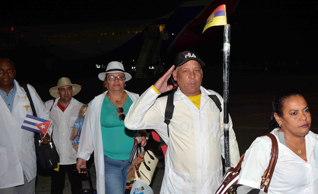 A las 3:00 am aterrizó en el aeropuerto Internacional Antonio Maceo, de Santiago de Cuba, el avión con 173 especialistas vestidos con las propias batas blancas con las que salvaron miles de vidas en zonas intrincadas de Ecuador.