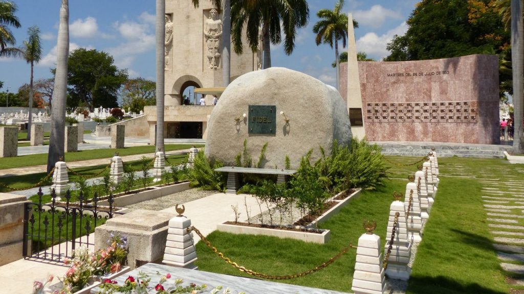 El General de Ejército Raúl Castro Ruz, le encomendó la tarea al arquitecto Eduardo H. Lozada León, quien junto a su esposa, la también arquitecta Marcia Pérez Mirabal, realizó la concepción del recinto.