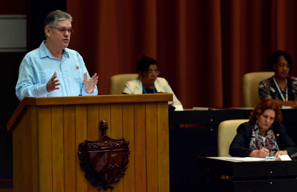 El ministro cubano de Economía, Alejandro Gil, desmintió versiones de prensa sobre un cambio inminente de la tasa del dólar con respecto al peso nacional de uno por 50.