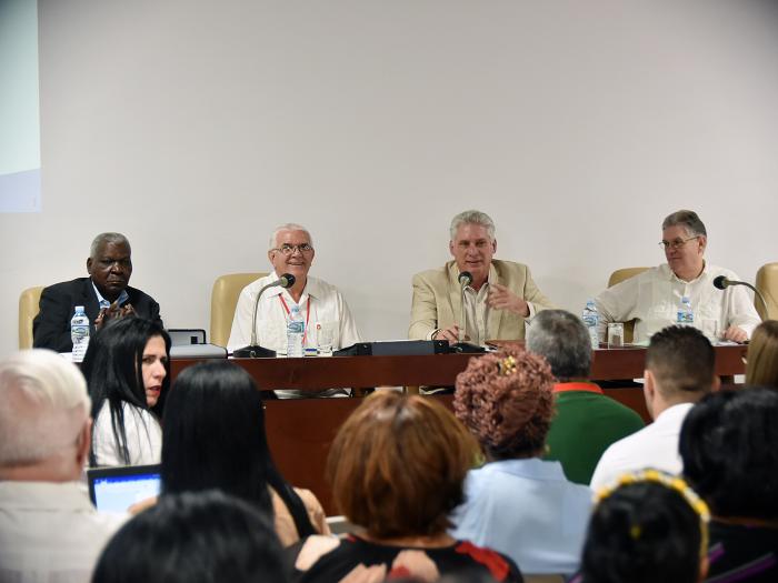 Díaz-Canel reiteró tres conceptos que deben primar: la labor ideológica; la responsabilidad de los cuadros no es cumplir tareas, sino dirigir procesos; las medidas de ahorro implementadas durante esta etapa hay que mantenerlas.