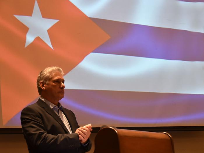 Como una muestra de los estrechos vínculos que mantiene la Isla con los cubanos residentes en el exterior, el presidente mencionó el exitoso programa de becarios para la comunidad cubana en el exterior.