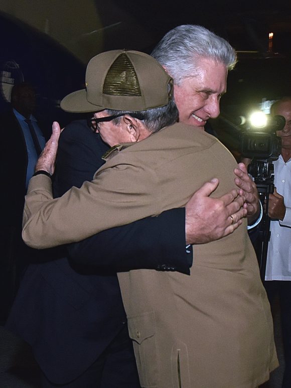Cercano a la medianoche de este miércoles, el Primer Secretario del Comité Central del Partido Comunista de Cuba dio la bienvenida en el aeropuerto internacional José Martí al Presidente de la República.
