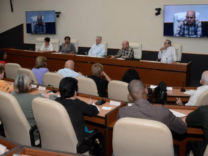 Luego de encuentros similares con claustros de Historia, Matemática y Física, el Presidente cubano se reunió con profesores de Lengua Española y Literatura de la Universidad de Ciencias Pedagógicas.