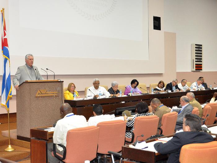 El Presidente cubano exhortó a los fiscales a actuar, en todos los niveles, con responsabilidad, ejemplaridad, profesionalidad y sensibilidad, de manera justa, alejados de la prepotencia y la soberbia.