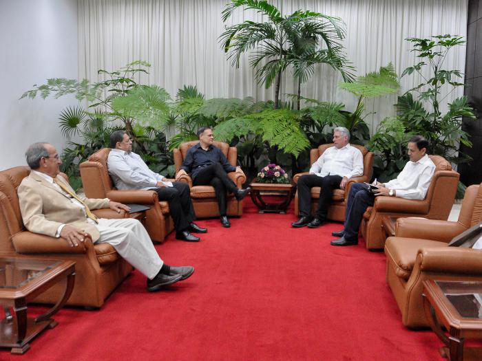 En un ambiente fraterno, conversaron sobre las históricas relaciones de hermandad entre ambas naciones y destacaron la decisiva contribución a las mismas del Comandante en Jefe de la Revolución cubana Fidel Castro Ruz y del General Omar Torrijos Herrera, fundador del PRD.