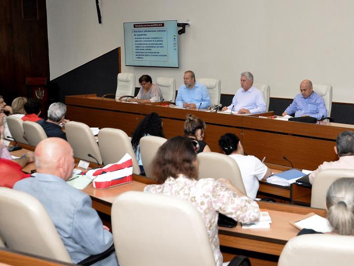 Examinan propuestas para introducir, de manera gradual, la automática y la robótica en diferentes niveles educativos. El parque tecnológico Finca de los Monos prepara los primeros cursos para introducir a los más pequeños en el fascinante mundo de la robótica.