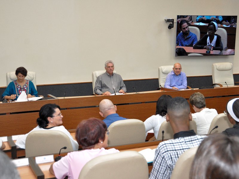 Durante una reunión con profesores de la Universidad de Ciencias Pedagógicas Enrique José Varona y con expertos de otras instituciones, Díaz-Canel Bermúdez alertó la amenaza que los centros hegemónicos de poder representan para la identidad de los pueblos con su afán colonizador.