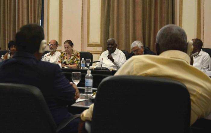 Durante el encuentro, el Presidente del Parlamento cubano ofreció a los diplomáticos una pormenorizada explicación de los cambios constitucionales en Cuba hasta la adopción de la nueva Carta Magna.