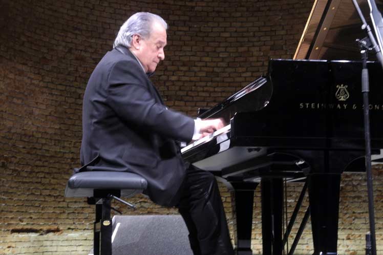 Frank Fernández recibió elogios de la crítica especializada alemana