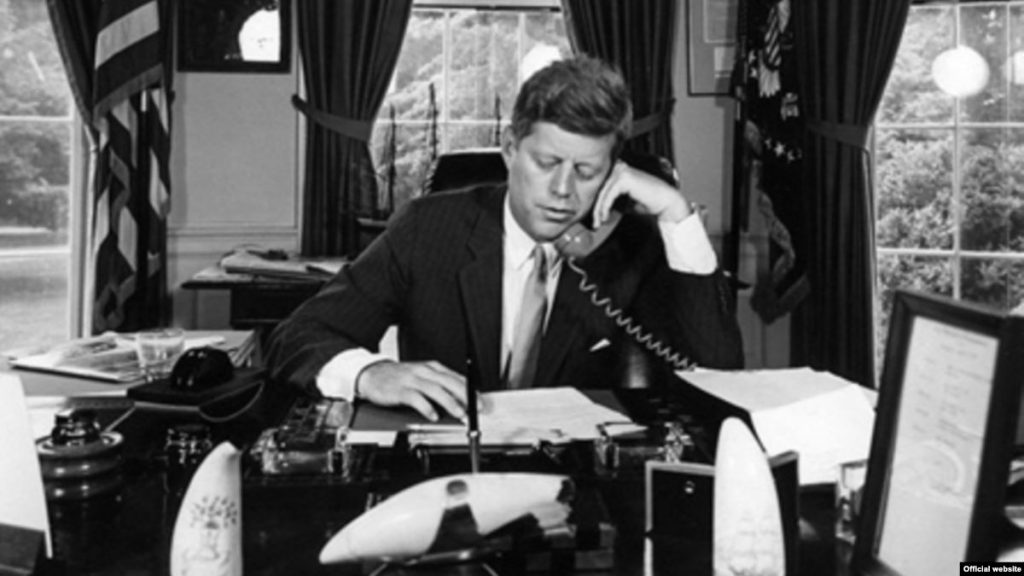 El tres de febrero de 1962, el entonces Presidente estadounidense John Fitzgerald Kennedy decretó el Bloqueo total de Estados Unidos contra Cuba. 