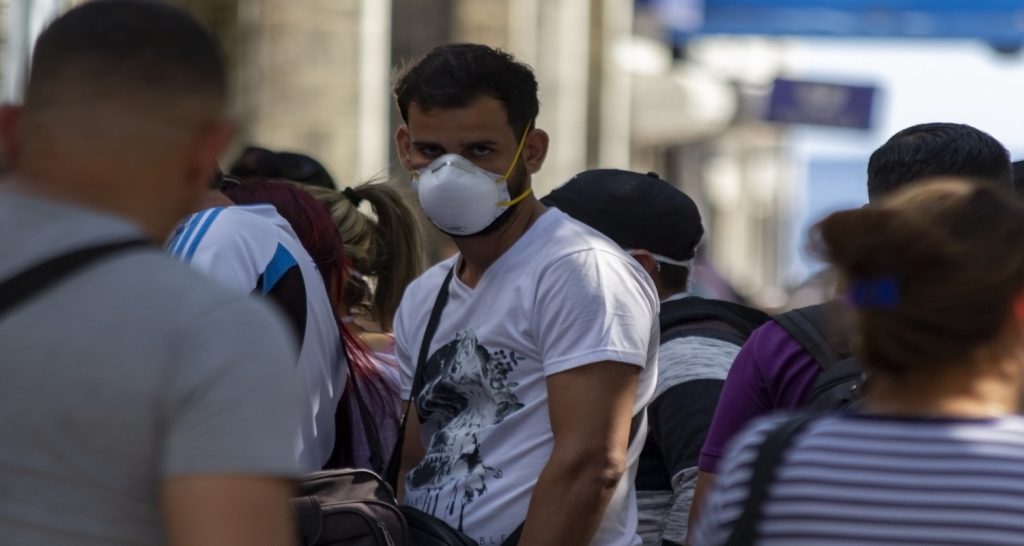 Se mantienen ingresados para vigilancia clínico- epidemiológica 1 479 personas. Uno de los pacientes reportado de grave en días anteriores, se encuentra estable con evolución favorable, indicó el Minsap.