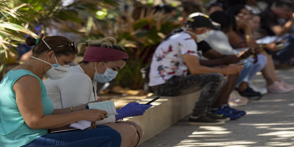 ¨Si seguimos trabajando con esta eficiencia, con este resultado, e incrementamos las pruebas y, por tanto, las detecciones y los aislamientos, podemos alejarnos de las consecuencias tan funestas que ha traído la pandemia en otros lugares del mundo¨, subrayó.