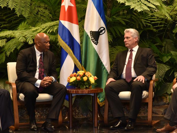 El mandatario cubano agradeció el apoyo del Reino de Lesoto en la lucha por el levantamiento del bloqueo de Estados Unidos contra la Isla y ratificó la disposición de continuar fortaleciendo los históricos lazos de amistad entre ambas naciones.