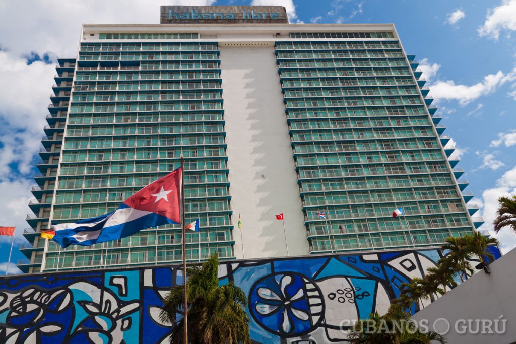 Con la ubicación más céntrica de Cuba, la instalación exhibe un valor muy especial, el cosmopolitismo. Administrado en sus inicios por la cadena estadounidense Hilton, ahora está bajo la tutela de la española Sol Meliá, y siempre desde 1959 como propiedad cubana.
