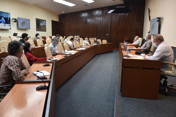 La jornada de este jueves en el Palacio de la Revolución estuvo marcada por tres reuniones, profundas y esperanzadoras, dedicadas al enfrentamiento al nuevo coronavirus: con expertos de Salud Pública, científicos de varios sectores y finalmente con los miembros del grupo de trabajo temporal creado para dirigir las acciones de Cuba ante el complejo escenario impuesto por la covid-19.