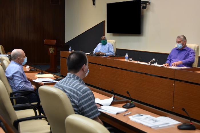 Al hacer una actualización del escenario que vive la Mayor de las Antillas, José Ángel Portal Miranda, ministro de Salud Pública,  explicó a la dirección del país que permanecen 8 408 personas con atención y vigilancia epidemiológica.