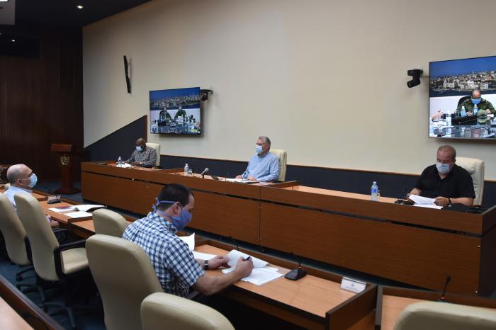 El presidente cubano, Miguel Díaz-Canel Bermúdez, consideró que, en la medida en que se tiene más conocimiento sobre la forma en que el virus ataca, debemos tener en cuenta y evaluar constantemente las nuevas complejidades que van surgiendo con la enfermedad.