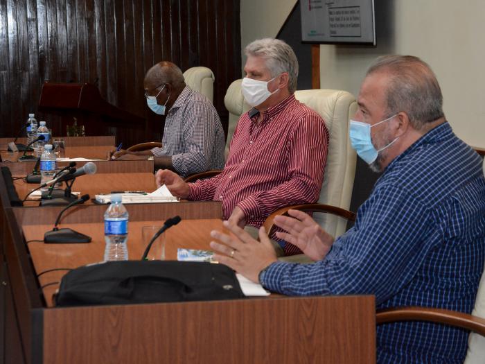 De manera especial, el Presidente Díaz-Canel dio a conocer detalles sobre la reunión desarrollada en la mañana de este martes con dirigentes del sistema de Salud Pública y con un grupo de expertos, donde se presentó la organización de la etapa más compleja de la epidemia,