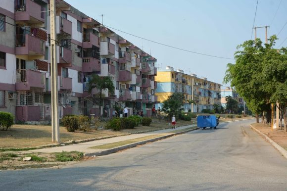 El sitio en aislamiento total abarcó 13 edificios con alrededor de tres mil personas de esta urbe, cabecera de la occidental provincia homónima, y la cuarentena se estableció al entrar Cuba en fase de transmisión autóctona limitada de la enfermedad.