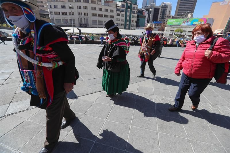 A partir de testimonios de colaboradores y de las consideraciones del director de América Latina del Ministerio de Relaciones Exteriores de Cuba, Eugenio Martínez, este capítulo muestra la campaña respaldada por el actual gobierno boliviano contra la cooperación médica cubana en ese país y expone también cómo se ha reforzado la estrategia difamatoria del gobierno de Estados Unidos en medio de la emergencia sanitaria generada por la Covid-19.