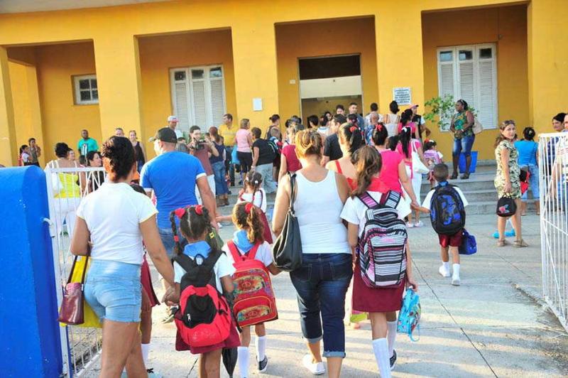 Teniendo en cuenta las condiciones epidemiológicas y la prioridad que tienen para nosotros los estudiantes; es aconsejable reiniciar las actividades docentes en las instituciones educacionales a partir del mes de septiembre.
