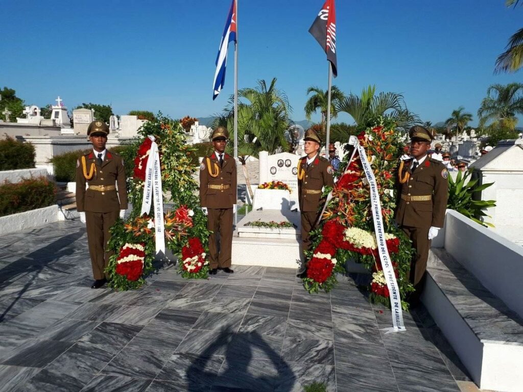 Presidieron la ceremonia homenaje en el cementerio Santa Ifigenia, el Comandante de la Revolución Ramiro Valdés y las autoridades del Partido y Gobierno de la provincia de Santiago de Cuba.