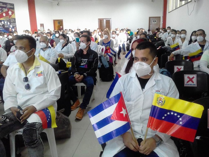 La doctora Ileana Roca Pedroso, al frente del equipo, informó que se dirigen hacia las provincias de Mayabeque y Ciego de Ávila, territorio último donde laborará el grueso de la Brigada, dado el significativo incremento de los casos positivos al SARS-CoV-2.