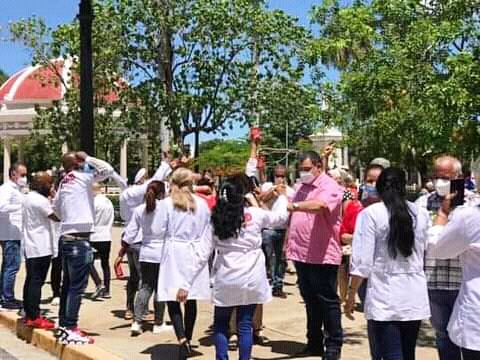 Respondiendo a la situación epidemiológica muy compleja, que enfrenta la provincia regresó de Matanzas una brigada de enfermeros intensivistas, que apoyaba aquel territorio. Desde la República Bolivariana de Venezuela llegó la otra, con enfermeros de todas las provincias cubanas