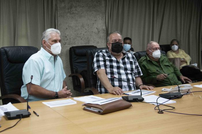 Constituyen Centro de Dirección del Gobierno con el objetivo de asegurar el abastecimiento de oxígeno a las instituciones de Salud de todo el país. El Presidente Díaz-Canel y el Primer Ministro participaron en una de sus sesiones de trabajo.