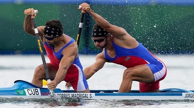 Los remos cubanos entraban y salían del agua más fuertes que los del resto, y con cada paletada descontaban valiosos centímetros.