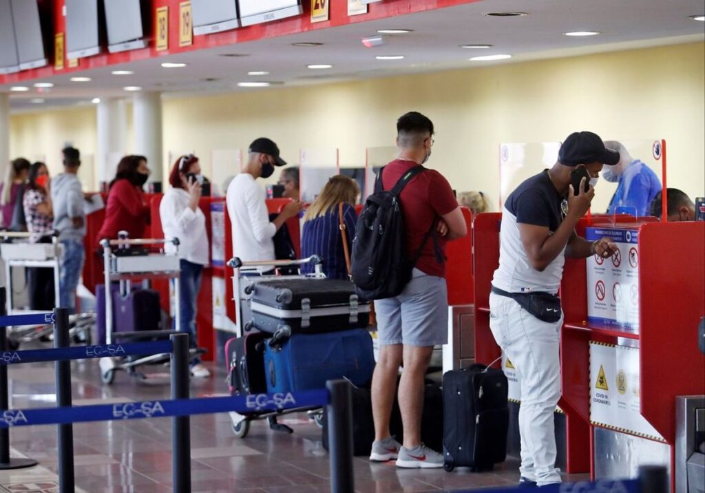 Se flexibilizarán los protocolos higiénico-sanitarios a la llegada de los viajeros, los cuales estarán centrados en la vigilancia de pacientes sintomáticos y la toma de temperatura.