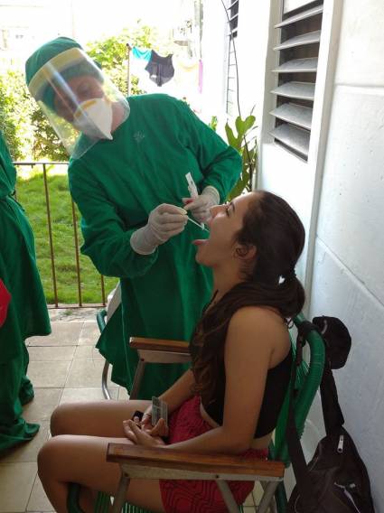 Hasta la fecha permanecen ingresadas tanto en instituciones hospitalarias como en su domicilio 96 416 personas, de ellas, 58 343 sospechosas; 4 200 en vigilancia y 33 873 con el virus activo