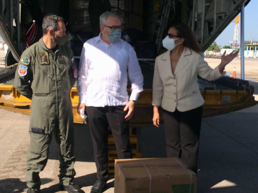 Un avión Hércules de la Fuerza Aérea argentina aterrizó la víspera en el aeropuerto José Martí con un donativo de más de 3 toneladas de insumos médicos, material gastable y jeringuillas, para apoyar el proceso de vacunación en la mayor de las Antillas.