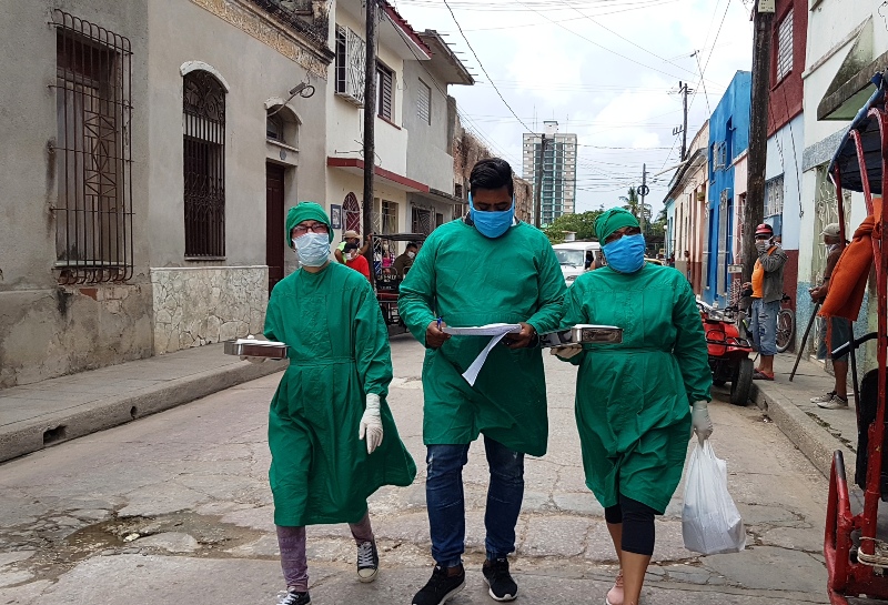 De los pacientes diagnosticados, 98 se encontraban asintomáticos, 909 tienen fuente de infección en casos confirmados, uno tiene fuente de infección en el extranjero y en dos personas se desconoce la fuente de contagio. Autóctonos 911.